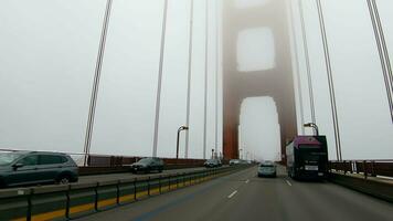 san Franz, ca. 24.07.2022 Aussicht durch das Windschutzscheibe von das golden Tor Brücke im san Francisco. Autos ziehen um auf das Brücke im ein nebelig Morgen video