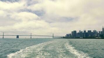 een toeristen visie van de stad van san francisco in Californië van een toerist boot. pov visie van zwart Aan san francisco Aan een bewolkt mistig dag. video