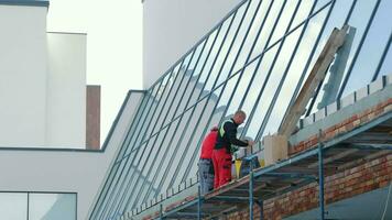 Installation von groß Panorama- Fenster. das Zauberer tragen aus Instandhaltung und Installation von das Fenster von das außen. video