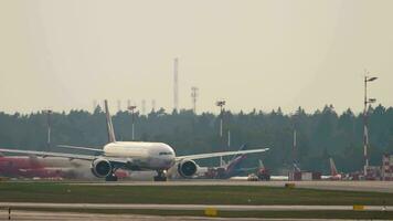 Boeing 777 of Aeroflot taxiing video