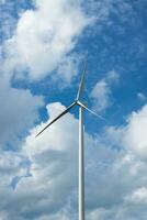 viento turbina con nube antecedentes en el cielo. foto