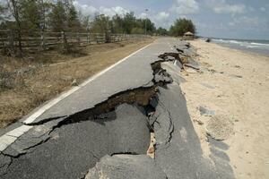 la carretera erosión causado por olas y grave tormentas foto