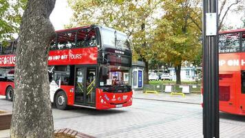 Estanbul Turquía 12 mayo 2023. rojo grande autobús doble decker turista excursión autobús.. video