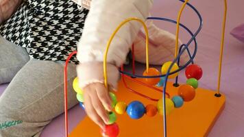 peuter- kind spelen met plastic speelgoed- video