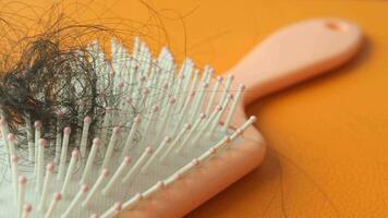 une brosse à cheveux perdus sur la table video