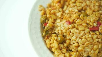 Bulgur Reis mit Tomate auf ein Teller , video