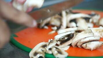 Schneiden frisch Champignons Pilz auf ein Hacken Tafel video