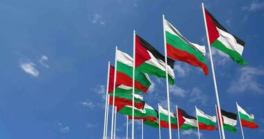 Bulgaria y Palestina banderas ondulación juntos en el cielo, sin costura lazo en viento, espacio en izquierda lado para diseño o información, 3d representación video