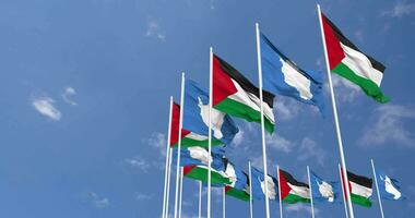 Antarktis und Palästina Flaggen winken zusammen im das Himmel, nahtlos Schleife im Wind, Raum auf links Seite zum Design oder Information, 3d Rendern video