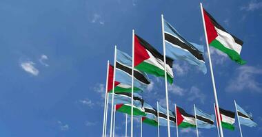 Botswana y Palestina banderas ondulación juntos en el cielo, sin costura lazo en viento, espacio en izquierda lado para diseño o información, 3d representación video