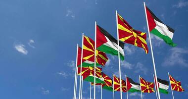 noorden Macedonië en Palestina vlaggen golvend samen in de lucht, naadloos lus in wind, ruimte Aan links kant voor ontwerp of informatie, 3d renderen video