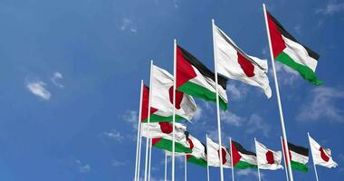 Giappone e Palestina bandiere agitando insieme nel il cielo, senza soluzione di continuità ciclo continuo nel vento, spazio su sinistra lato per design o informazione, 3d interpretazione video