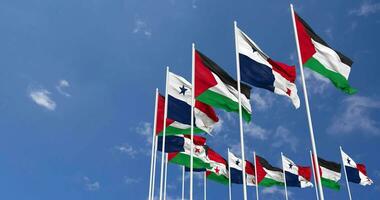 Panama e Palestina bandiere agitando insieme nel il cielo, senza soluzione di continuità ciclo continuo nel vento, spazio su sinistra lato per design o informazione, 3d interpretazione video