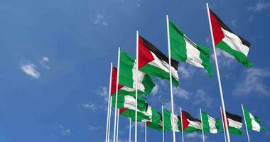 Nigeria e Palestina bandiere agitando insieme nel il cielo, senza soluzione di continuità ciclo continuo nel vento, spazio su sinistra lato per design o informazione, 3d interpretazione video