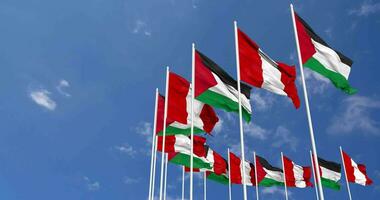 Perù e Palestina bandiere agitando insieme nel il cielo, senza soluzione di continuità ciclo continuo nel vento, spazio su sinistra lato per design o informazione, 3d interpretazione video