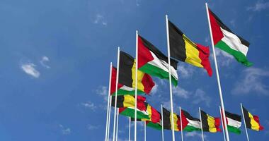 belgie en Palestina vlaggen golvend samen in de lucht, naadloos lus in wind, ruimte Aan links kant voor ontwerp of informatie, 3d renderen video