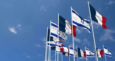 Francia y Israel banderas ondulación juntos en el cielo, sin costura lazo en viento, espacio en izquierda lado para diseño o información, 3d representación video