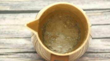 chaud l'eau dans une pot sur table video