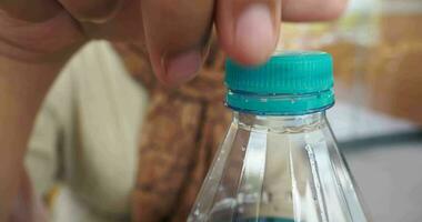 ouvert une casquette de une Plastique l'eau bouteille video