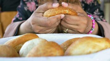 kvinnor hand brytning bröd närbild video