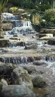 ein Wasserfall umgeben durch Felsen im das Park video