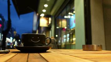 zwart koffie kop met glimlach vorm ontwerp Aan het video