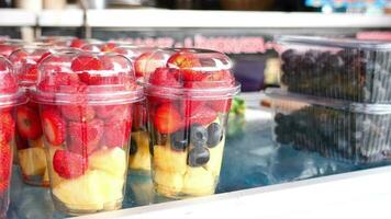 ananas, kiwi en aardbeien in. plastic houder verkoop Bij winkel video