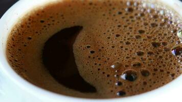 Haut vue de chaud café avec bulle sur blanc Contexte video