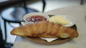 Croissant recién horneado en placa con espacio de copia video