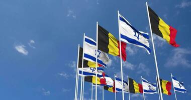 Belgio e Israele bandiere agitando insieme nel il cielo, senza soluzione di continuità ciclo continuo nel vento, spazio su sinistra lato per design o informazione, 3d interpretazione video