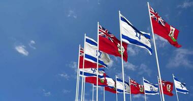 Bermudas und Israel Flaggen winken zusammen im das Himmel, nahtlos Schleife im Wind, Raum auf links Seite zum Design oder Information, 3d Rendern video