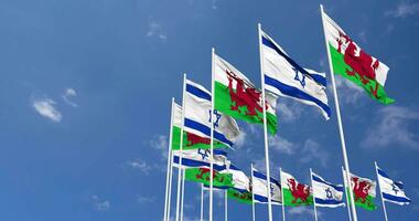 país de gales e Israel bandeiras acenando juntos dentro a céu, desatado ciclo dentro vento, espaço em esquerda lado para Projeto ou Informação, 3d Renderização video