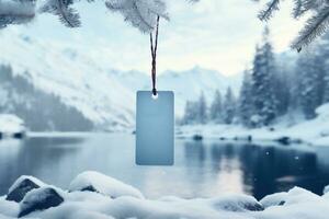 ai generado blanco azul Navidad regalo etiqueta colgando en Nevado abeto árbol rama a invierno lago. foto