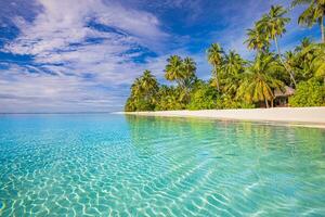 antecedentes de viajes de verano. exótica isla de playa tropical, costa paradisíaca. palmeras arena blanca, increíble cielo océano laguna. fantástico panorama natural hermoso, día soleado idílicas vacaciones inspiradoras foto