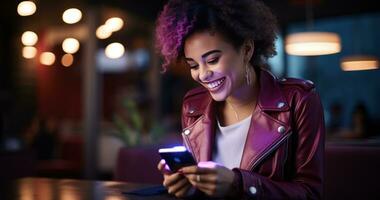 ai generado gracioso hembra sonriente a su teléfono foto