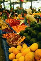 melones y otro Fruta en el central mercado foto