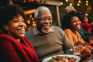 ai generado alegre Navidad y contento vacaciones. alegre mayor hombre y su familia teniendo cena juntos, africano americano abuelos participación comida cerca familia y acción de gracias cena, ai generado foto