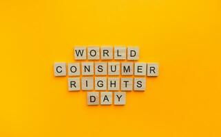en marzo 15, mundo consumidor derechos día, un minimalista bandera con un inscripción en de madera letras foto