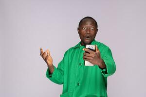 emocionado africano hombre utilizando su teléfono foto