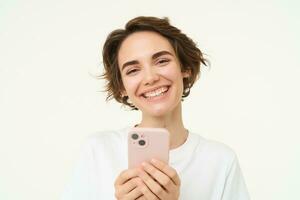 imagen de contento sonriente mujer con teléfono inteligente, aislado en blanco antecedentes foto