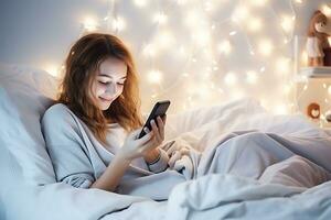 ai generado un Adolescente niña se sienta en cama en un dormitorio decorado con Navidad decoración y mira a un móvil teléfono o tableta. foto