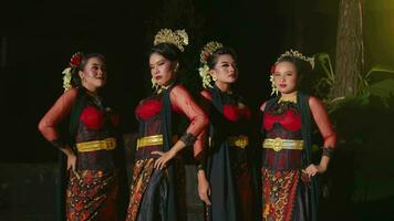 un grupo de indonesio bailarines miró enojado y odiado cuando ellos Sierra otro bailarines bailando en etapa video