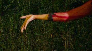 un de bailarina manos danza muy flexiblemente mientras vistiendo un rojo disfraz video
