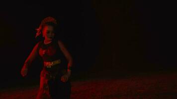 uma dançarino corre através a esvaziar campo chorando e triste com uma vermelho brilho video