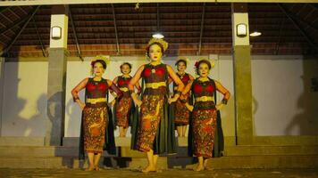 un' gruppo di sundanese ballerini camminare con loro amici per un' palcoscenico prima il danza prestazione inizia video