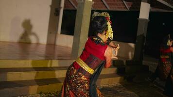 en grupp av dansare prestera flexibel rörelser medan utför traditionell indonesiska danser i en paviljong video