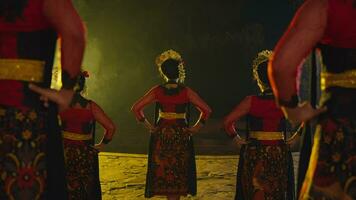 un grupo de bailarines en pie con su amigos en un etapa con brillante luces video