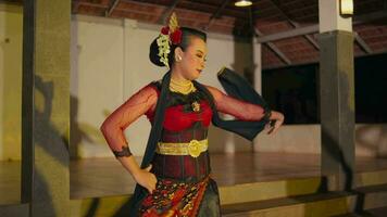 een groep van dansers uitvoeren flexibel bewegingen terwijl het uitvoeren van traditioneel Indonesisch dansen in een paviljoen video