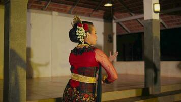 en grupp av dansare prestera flexibel rörelser medan utför traditionell indonesiska danser i en paviljong video