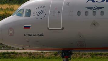 aerobús a321 de aeroflot rodaje, cerca arriba video